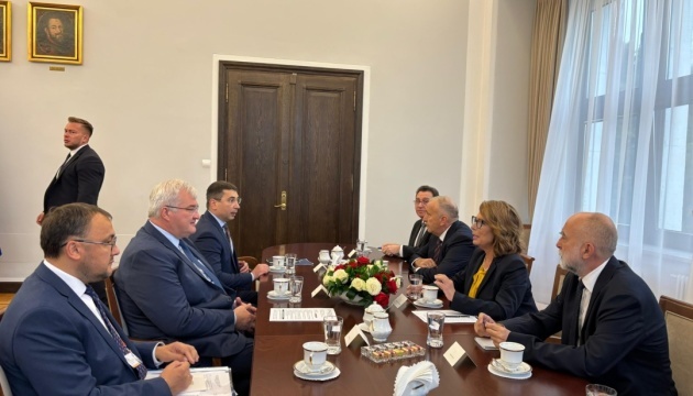 Sybiha se reúne con la mariscal del Senado polaco en Varsovia