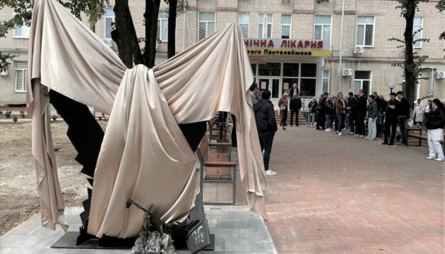 У Сумах в річницю російської атаки на лікарню відкрили пам'ятник загиблим медикам
