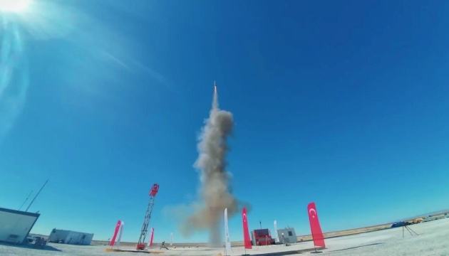 Туреччина успішно запустила власну дальнобійну ракету з морської платформи