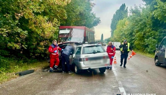 На Київщині у ДТП з маршруткою загинув чоловік, шестеро дорослих і двоє дітей - поранені