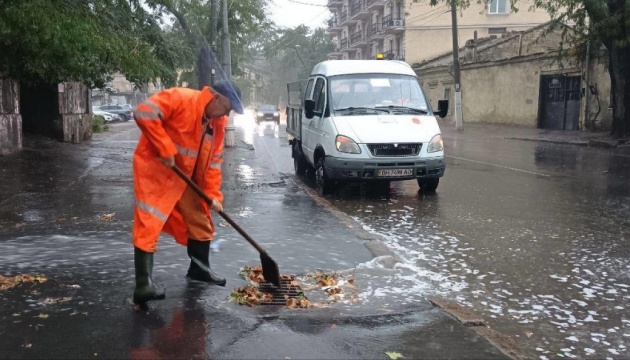 В Одесі через негоду змінили рух тролейбусів і зупинили трамваї
