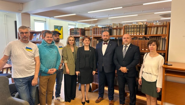 В Угорщині відкрили нову «Українську книжкову поличку»