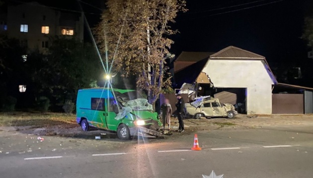 В Обухові мікроавтобус збив на тротуарі двох дівчат-підлітків