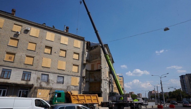 У Харкові завершують відновлення п’ятиповерхівки, на яку росіяни скинули КАБ