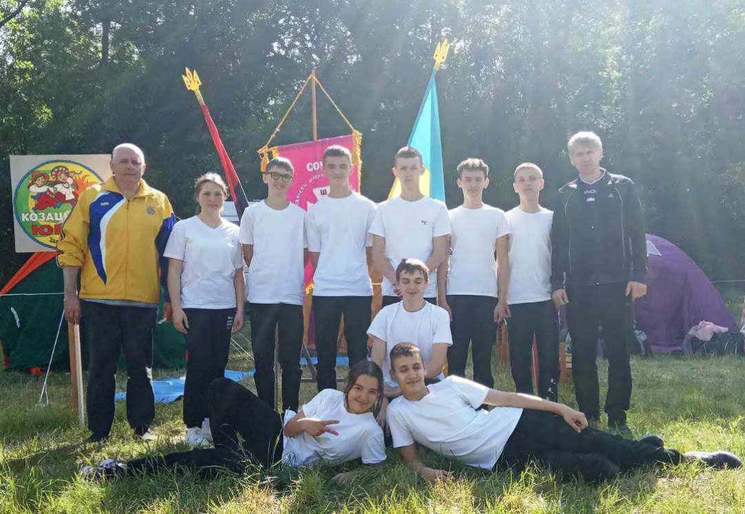 愛国ゲーム「ソキル」の際のヴァシリ・ジャキウ氏と生徒たち　写真：Vasyl-Zal