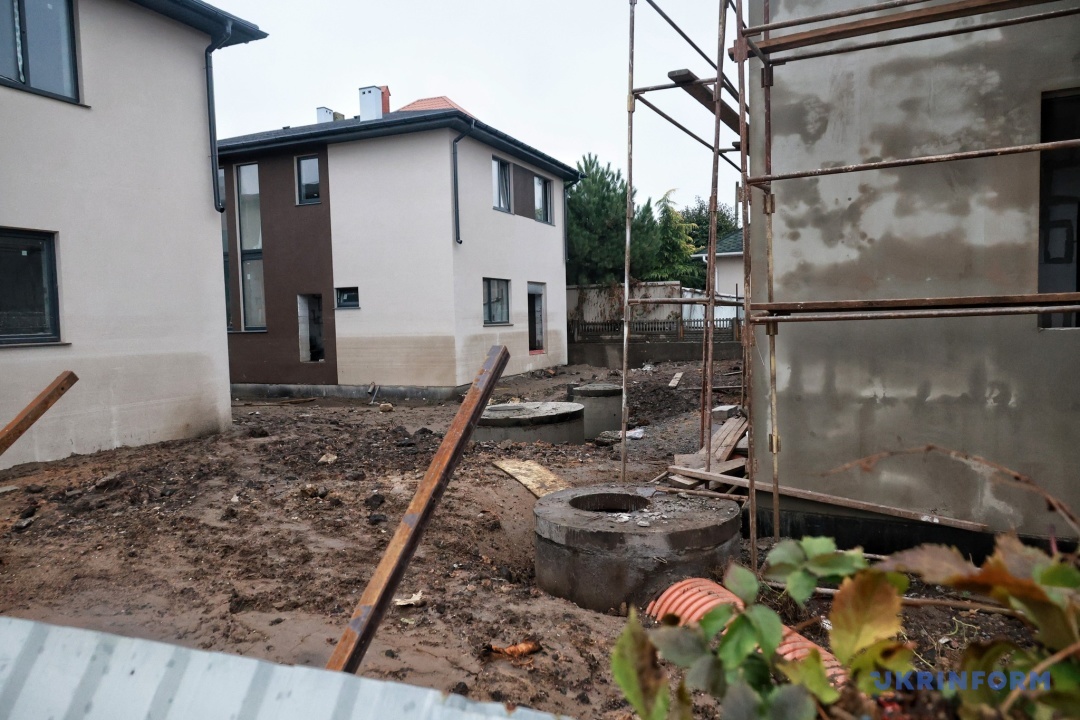 Котеджи, які встановлені по природньому руслу балки