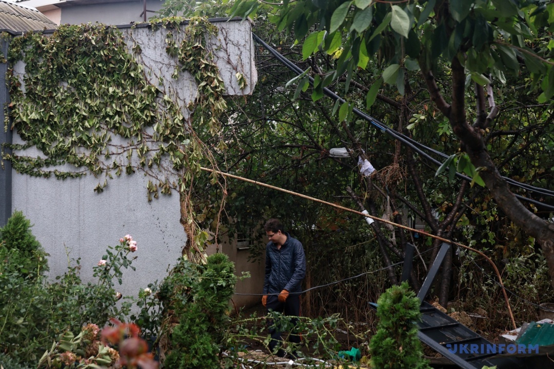 Сусід, на паркан якого вилазило подружжя