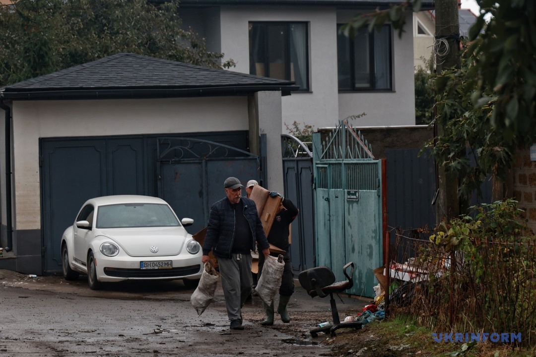 Жителі розчищають двори і будинки