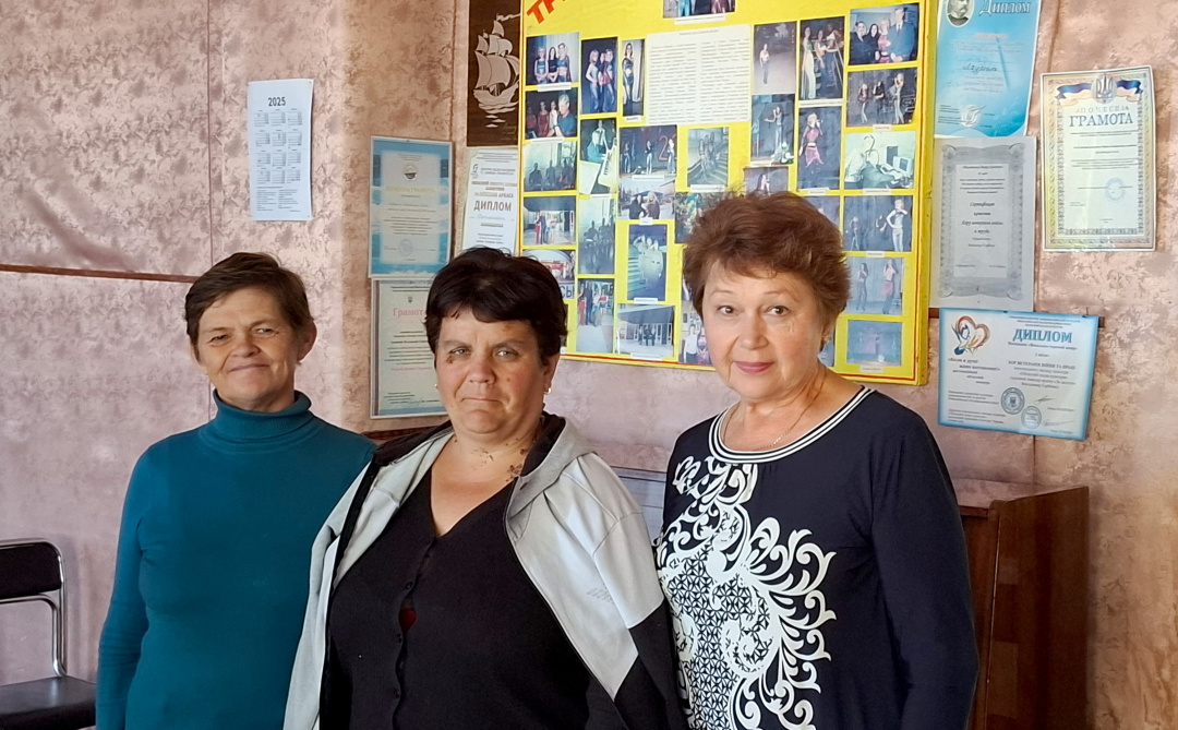 Марія Добкіна (справа) зі своїми підопічним