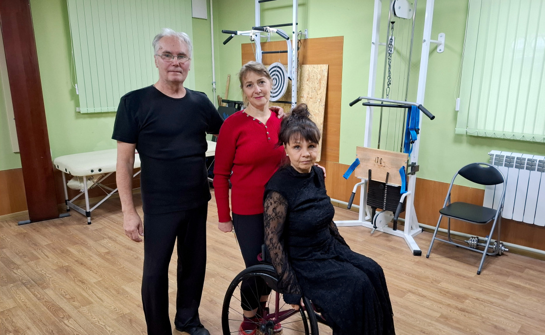 Олена Чонжук (у червоному), Ірина Крижановська - у візку