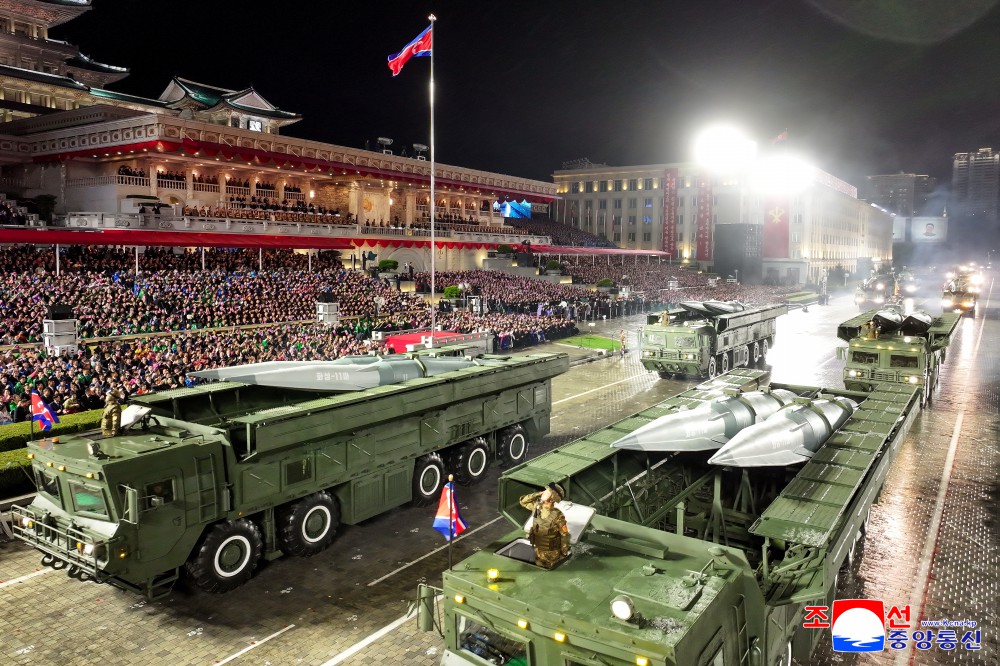 Північна Корея на параді у Пхеньяні показала нові ракетні комплекси, танки та потужні гаубиці