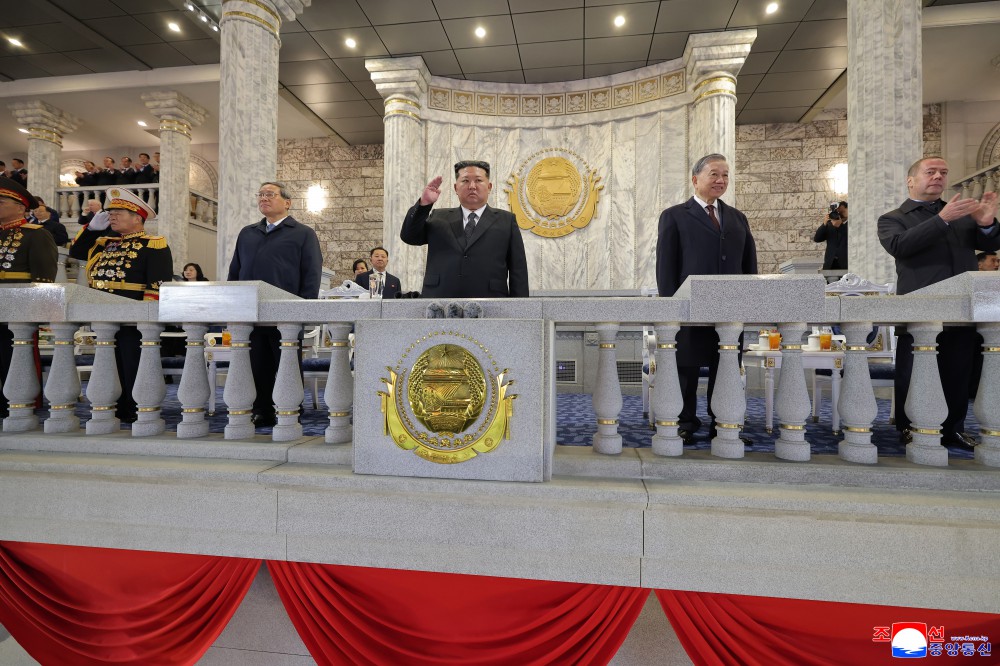Північна Корея на параді у Пхеньяні показала нові ракетні комплекси, танки та потужні гаубиці