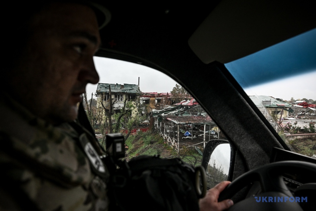 Сергій за кермом авто, на якому їдемо на евакуацію