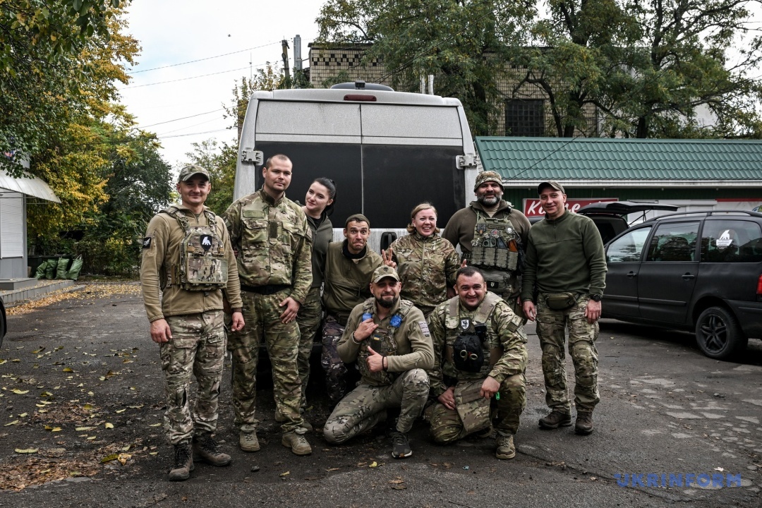 Команда спецпідрозділу «Білий янгол» і волонтери