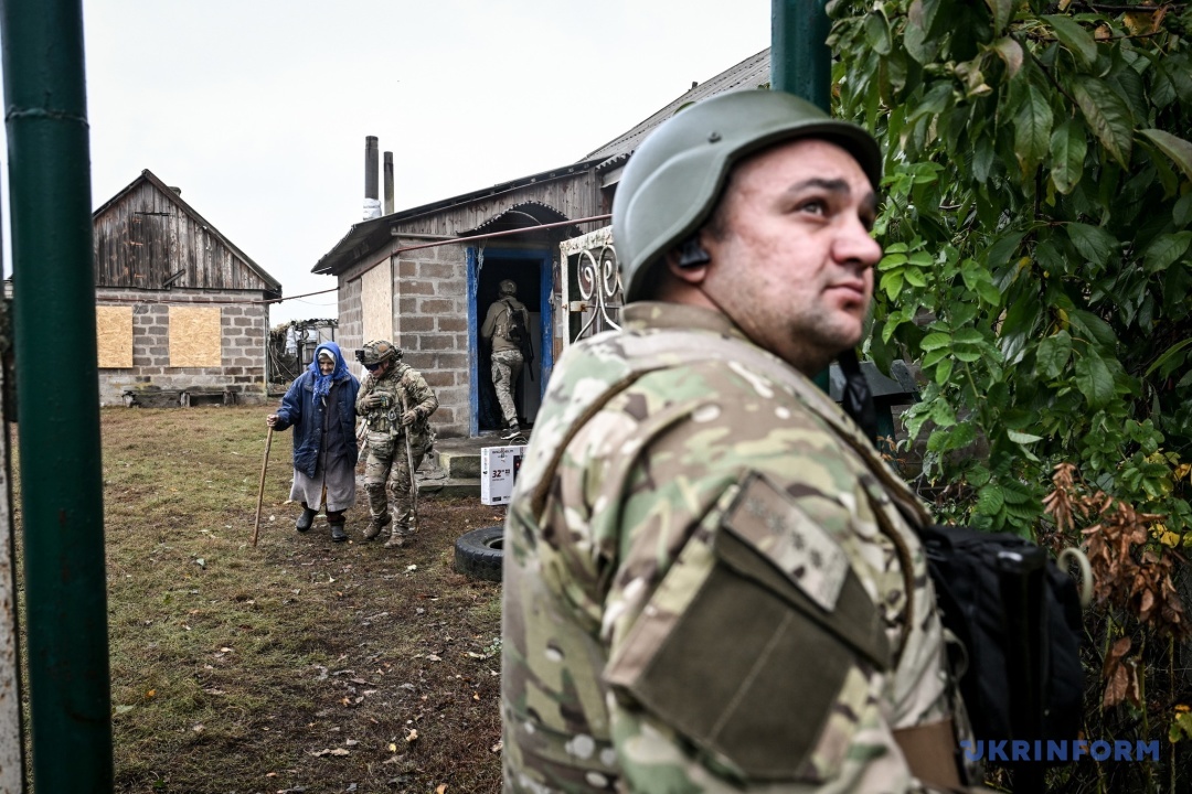 Сергій стежить за небом