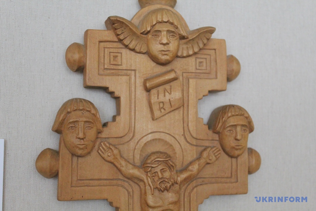 Бойківський деерв'яний хрест в стилі наїв