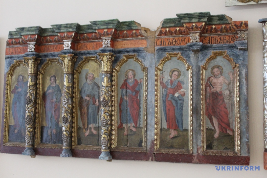 Іконостас із церкви села Туриця, який був викинутий на смітник, потім викуплений Мукачівською греко-католицькою єпархією та відреставрований студентами Закарпатської Академії мистецтв