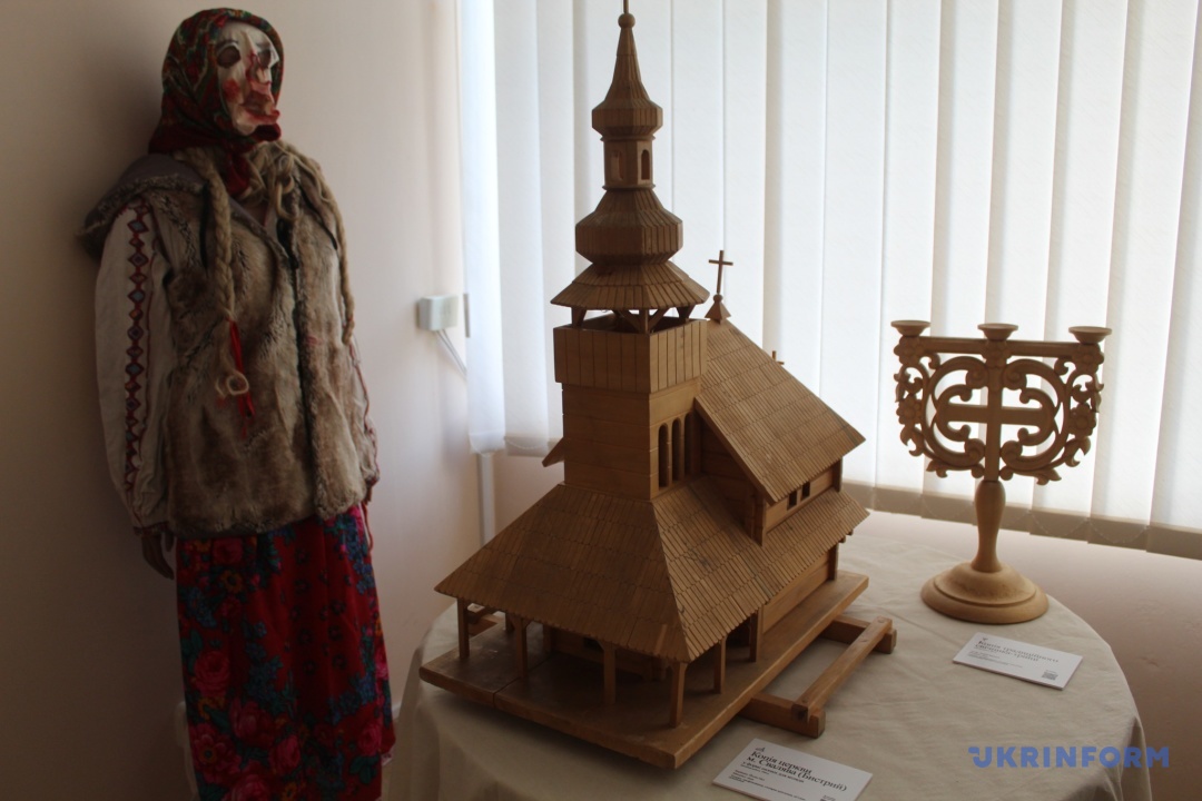 Модель традиційної карпатської церкви та костюм вертепу із села Довге - такі храми заносили вертепники до хати під час вертепного дійства