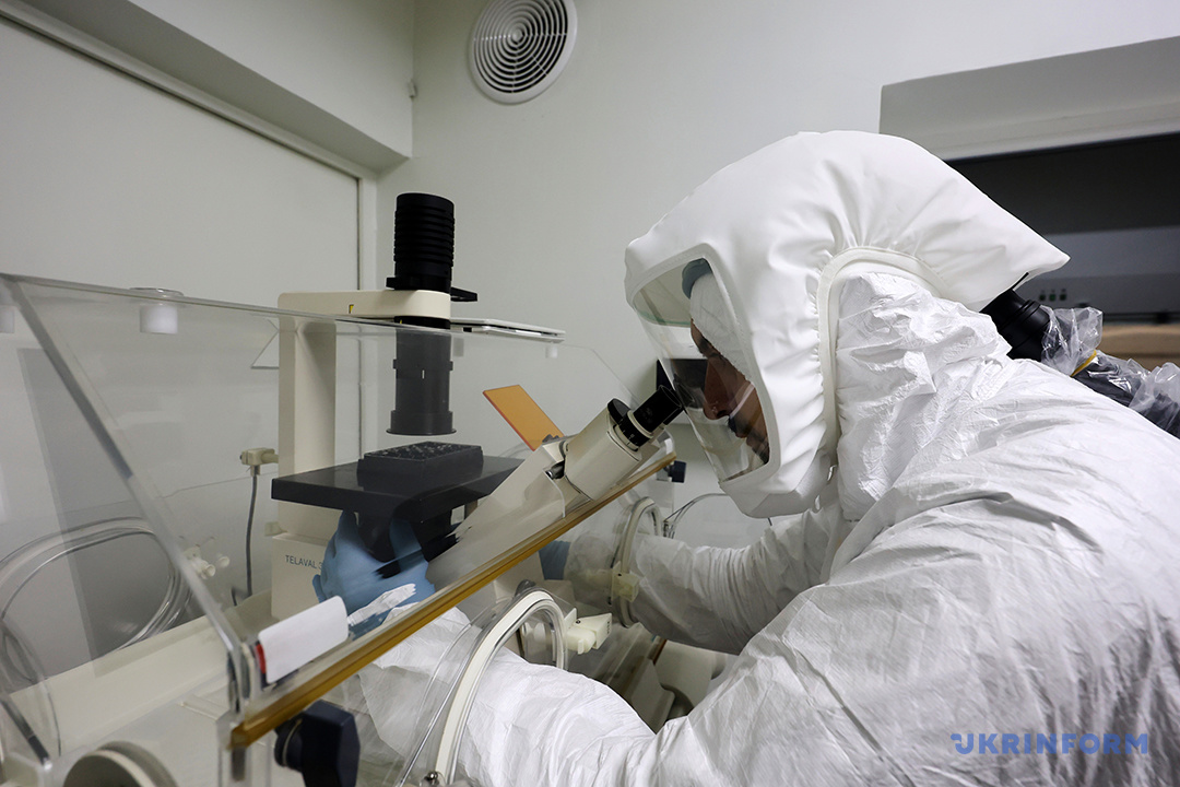 мікроскоп у стерильному боксі