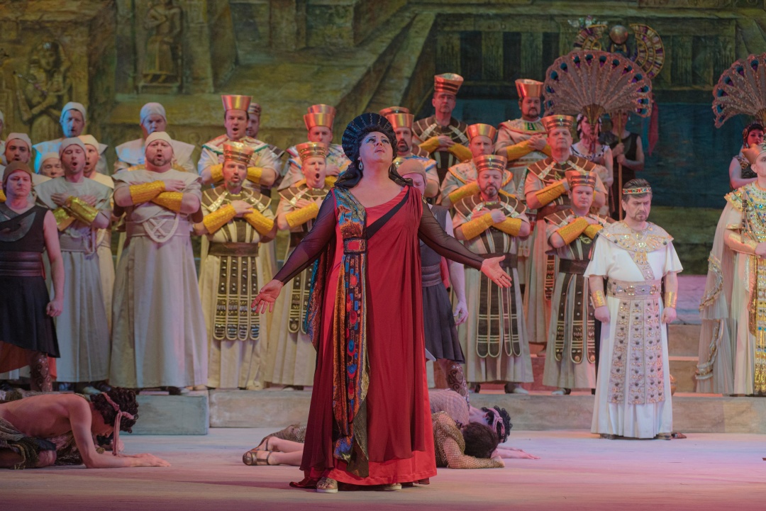 На сцені Метрополітен-опера  Людмила Монастирська дебютувала 2012 року  Аїдою. 