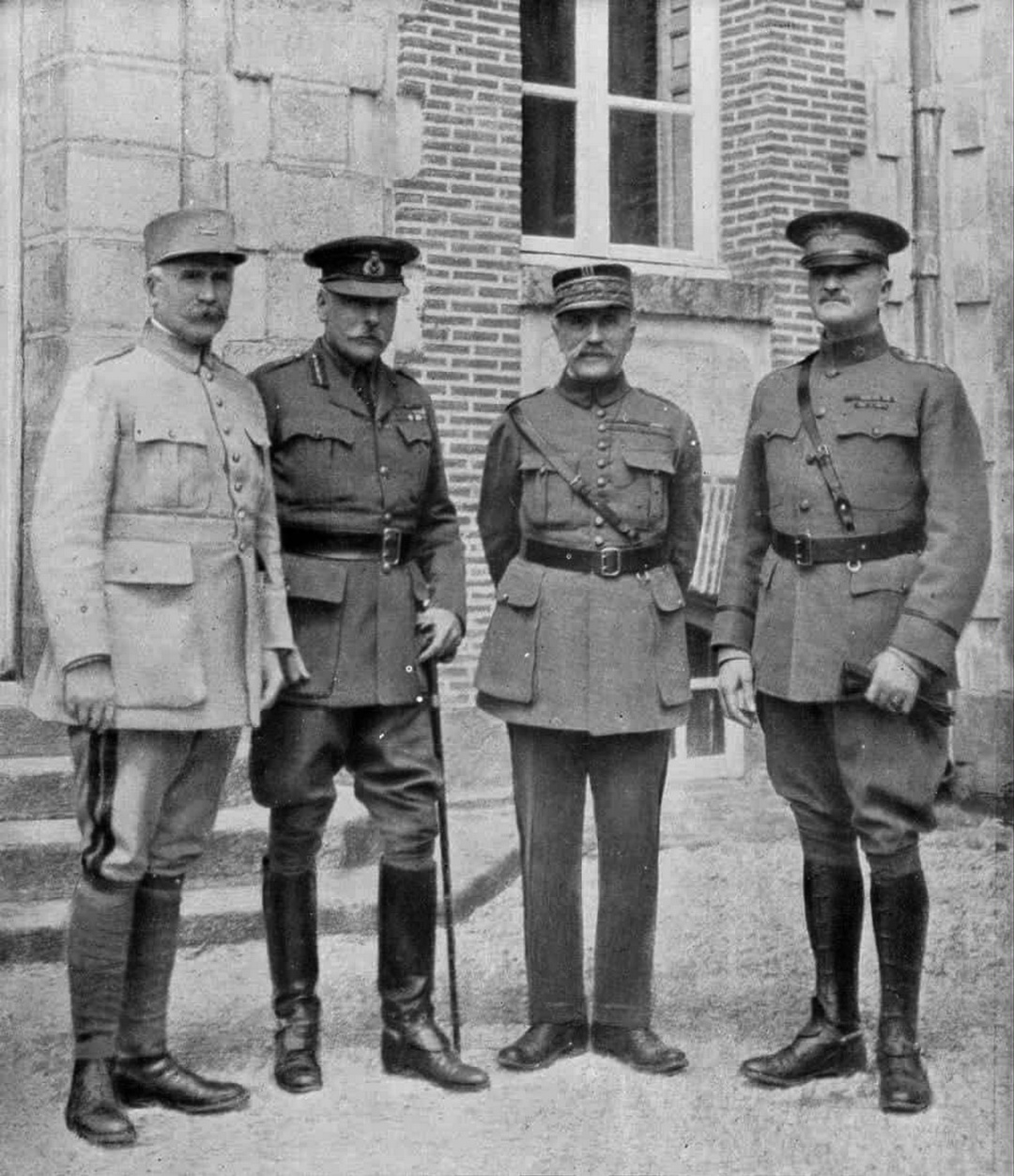 Зліва направо: генерал Філіп Петен, британський фельдмаршал сер Дуглас Хейг, генерал Фердинанд Фош і генерал Джон Джозеф Першинг, 1918. Фото wikipedia