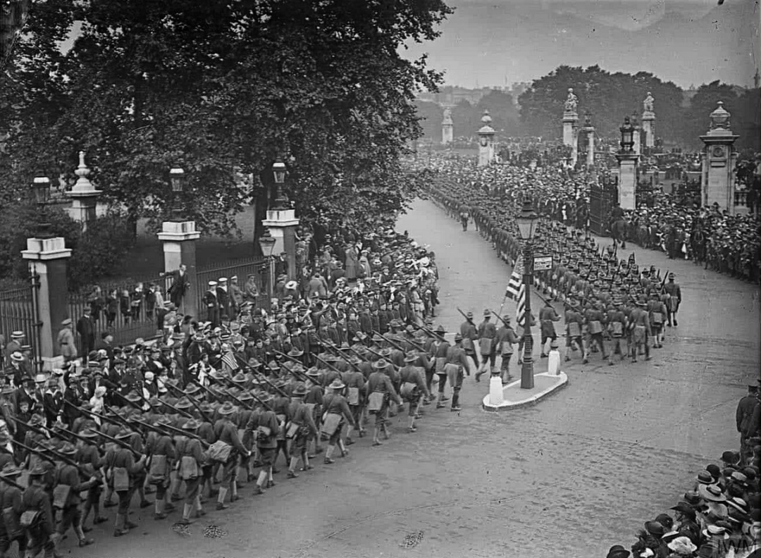 Колона американських військ проходить повз Букінгемський палац у Лондоні, 1917 рік. Фото wikipedia