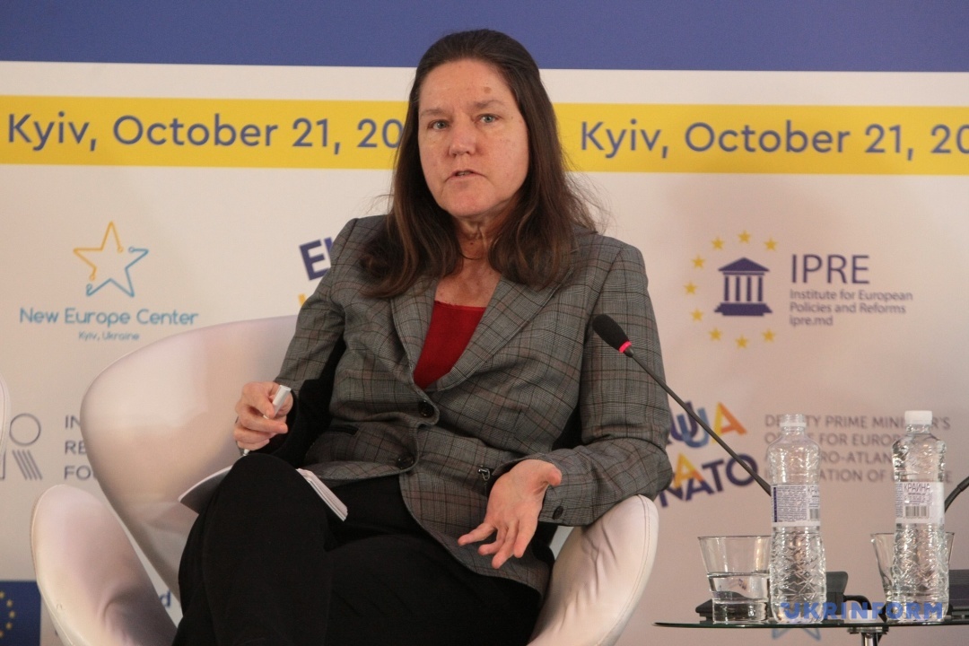 Сюзан Стюарт Сюзан Стюарт