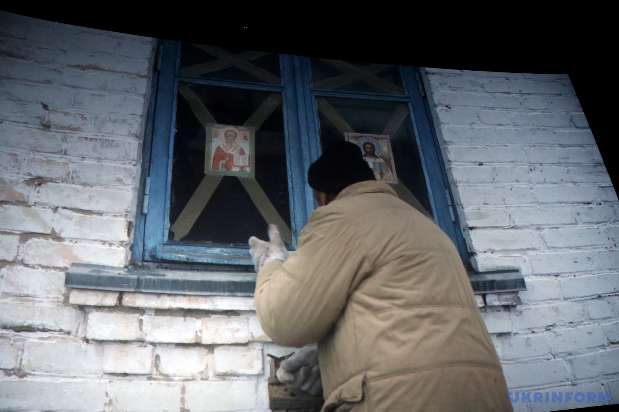 Кадр з фільму «Сірі бджоли»