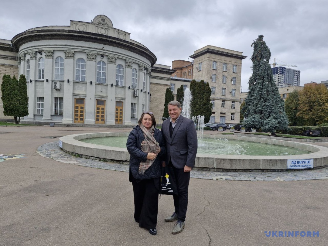 Галина Мещерякова і Роман Сущенко на тлі облради