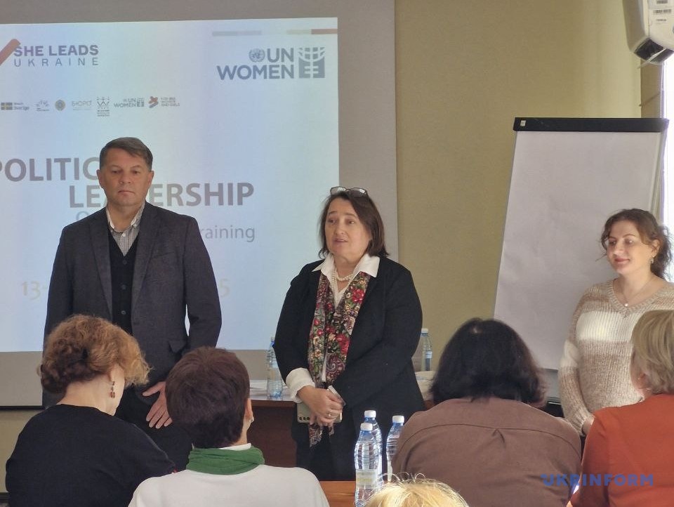 Роман Сущенко на відкритті тренінгу, в центрі - Мещерякова