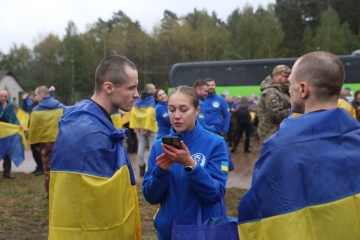 Ukraine et Russie procèdent à un nouvel échange de prisonniers : 185 militaires et 20 civils ukrainiens rentrent chez eux