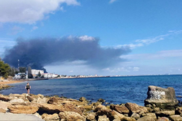 À Théodosie, le terminal pétrolier brûle depuis trois jours après une attaque ukrainienne, les touristes fuient massivement