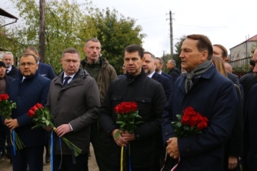 Sikorski besucht Ort russischen Angriffs in Region Lwiw