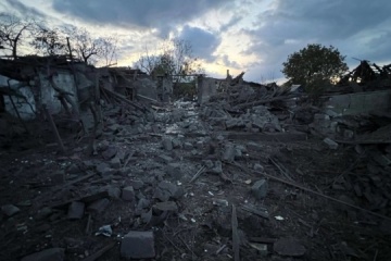 Russen werfen gelenkte Fliegerbombe auf Mehrfamilienhaus in Kostjantyniwka ab