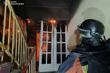 Rescatistas extinguen en Zaporiyia los incendios causados por un ataque nocturno con drones 