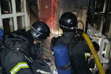 Rescatistas extinguen en Zaporiyia los incendios causados por un ataque nocturno con drones