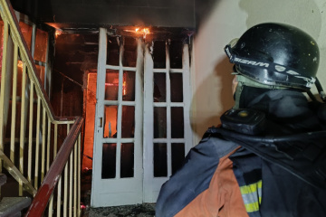 Rescatistas extinguen en Zaporiyia los incendios causados por un ataque nocturno con drones