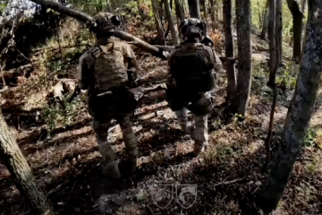 Kämpfer der Spezialeinheiten liquidieren aus Hinterhalt feindliche Gruppen