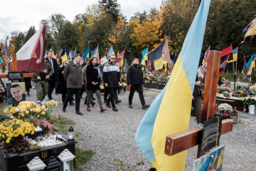 Slovenian foreign minister honors fallen soldiers in Lviv