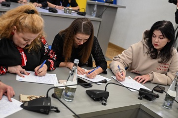 Дрони над Москвою, радіодиктант та День української мови, прощання з журналістами Freedom у Києві