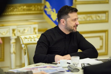 Зеленський заявив, що не планує відправляти Сирського у відставку