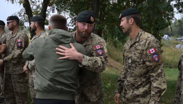 Canadian troops honor Ukrainian soldiers completing training