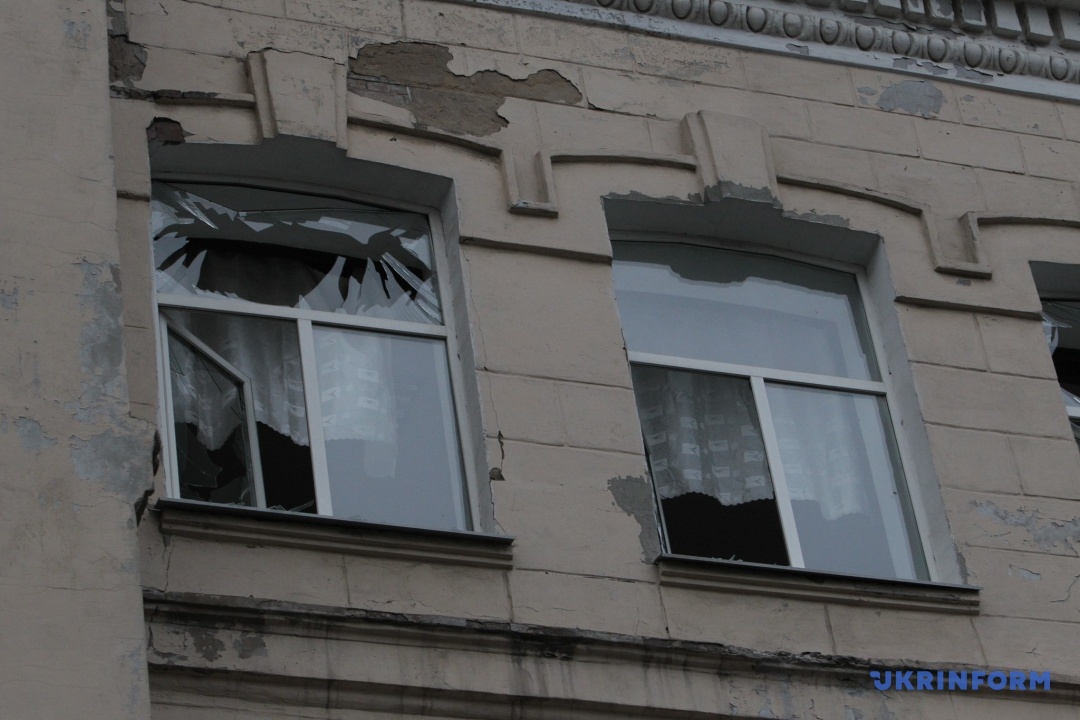 У Дніпрі через атаку російських БпЛА пошкоджений склад видавництва «Смакі»