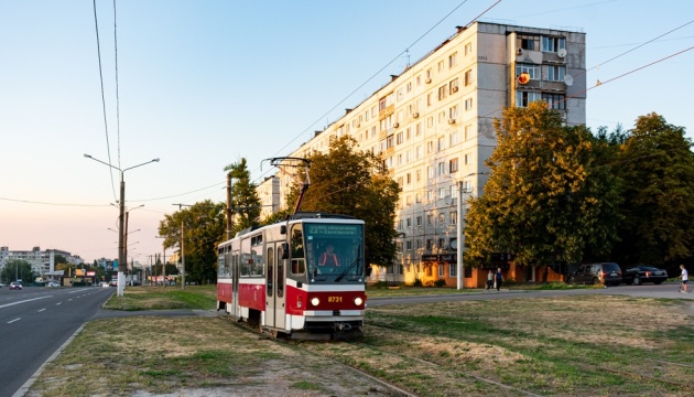 У Харкові відновили зруйновану обстрілами трамвайну колію