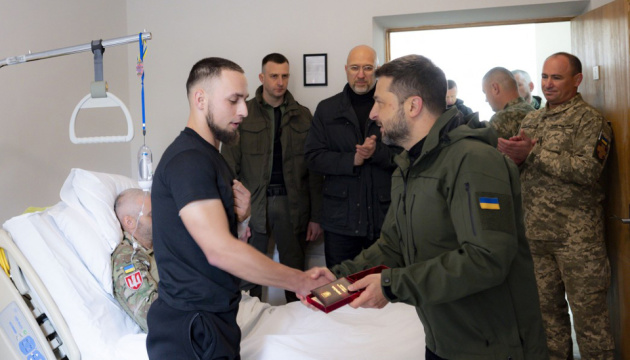 Zelensky visits wounded soldiers, presents them with awards