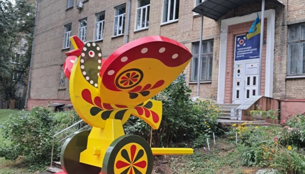 У Києві біля Музею іграшки відкрили артоб’єкт «Яворівська пташка»