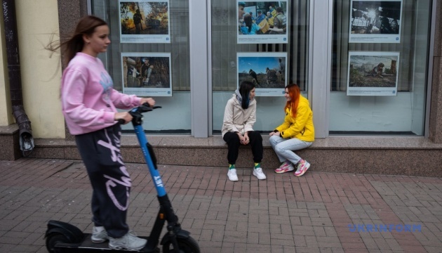 «На захисті України»: у вікнах Укрінформу відкрилася фотовиставка
