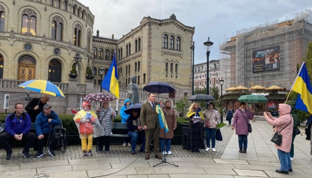 Українці Норвегії провели демонстрацію до Дня захисників