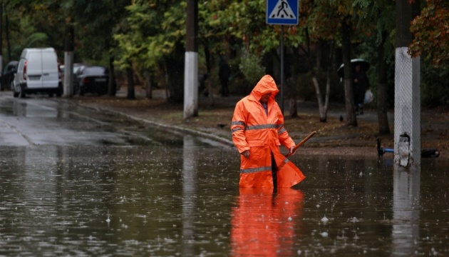 В Одесі після зливи досі не працюють вісім шкіл і два дитсадки