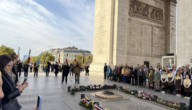 У Парижі під Тріумфальною аркою вшанували захисників України